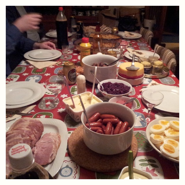 Julbord hos familjen Holmberg, potatisgratäng, sill, ägg, janssons frestelse, griljerad, rökt skinka, rödkål, bröd, laktosfritt, prinskorv, köttbullar